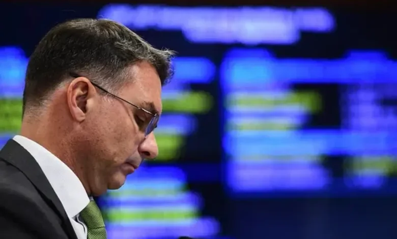 Partido Liberal reconhece vitória de Lula, enquanto Flávio Bolsonaro recua da anulação e planeja transformar o Congresso em oposição forte.