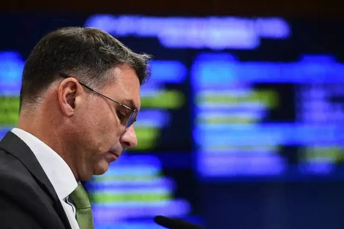 Partido Liberal reconhece vitória de Lula, enquanto Flávio Bolsonaro recua da anulação e planeja transformar o Congresso em oposição forte.