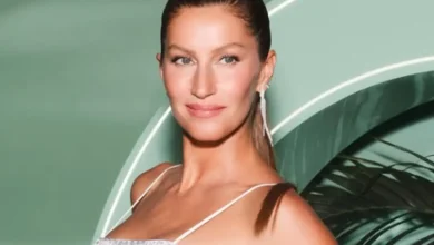 A supermodel Gisele Bündchen surpreendeu ao ser vista utilizando muletas e com um ferimento no pé durante um passeio nos Estados Unidos.
