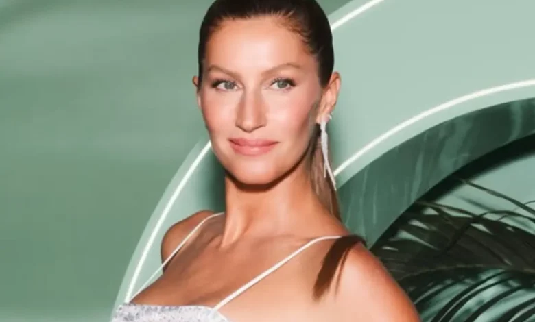 A supermodel Gisele Bündchen surpreendeu ao ser vista utilizando muletas e com um ferimento no pé durante um passeio nos Estados Unidos.