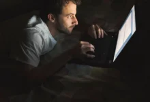 Descubra como a postura inadequada e horas diante do computador sobrecarregam os ombros. Veja dicas práticas para prevenir dores e lesões.