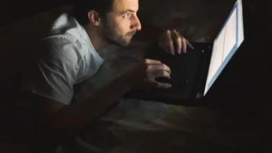 Descubra como a postura inadequada e horas diante do computador sobrecarregam os ombros. Veja dicas práticas para prevenir dores e lesões.