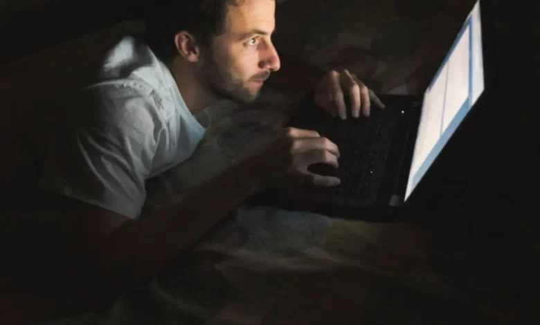 Descubra como a postura inadequada e horas diante do computador sobrecarregam os ombros. Veja dicas práticas para prevenir dores e lesões.