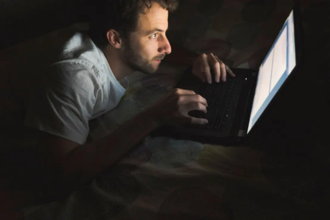 Dores nos ombros por uso do computador: saiba como evitar 6 Descubra como a postura inadequada e horas diante do computador sobrecarregam os ombros. Veja dicas práticas para prevenir dores e lesões.