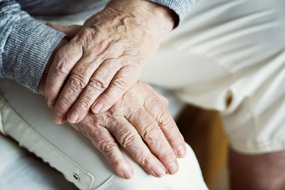 Pesquisa revela que o ar rarefeito de montanhas pode inspirar novos tratamentos eficazes contra o Mal de Parkinson em camundongos. Confira os detalhes.