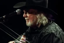 O mundo da música country chora a perda de John Anderson, falecido aos 71 anos. Relembre o legado e a trajetória do cantor de grandes clássicos.
