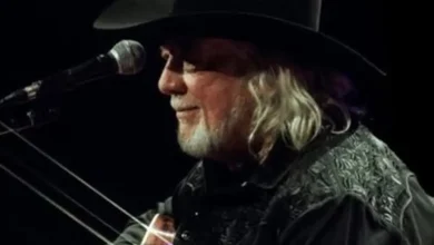 O mundo da música country chora a perda de John Anderson, falecido aos 71 anos. Relembre o legado e a trajetória do cantor de grandes clássicos.