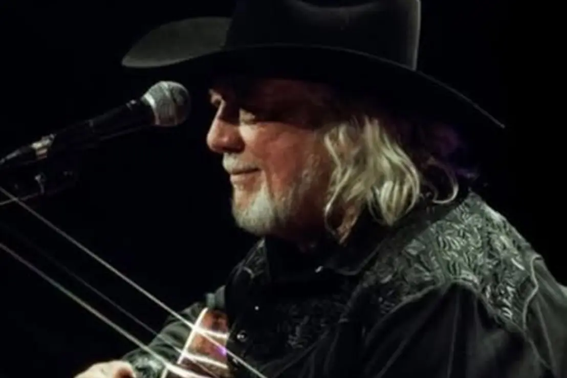 O mundo da música country chora a perda de John Anderson, falecido aos 71 anos. Relembre o legado e a trajetória do cantor de grandes clássicos.