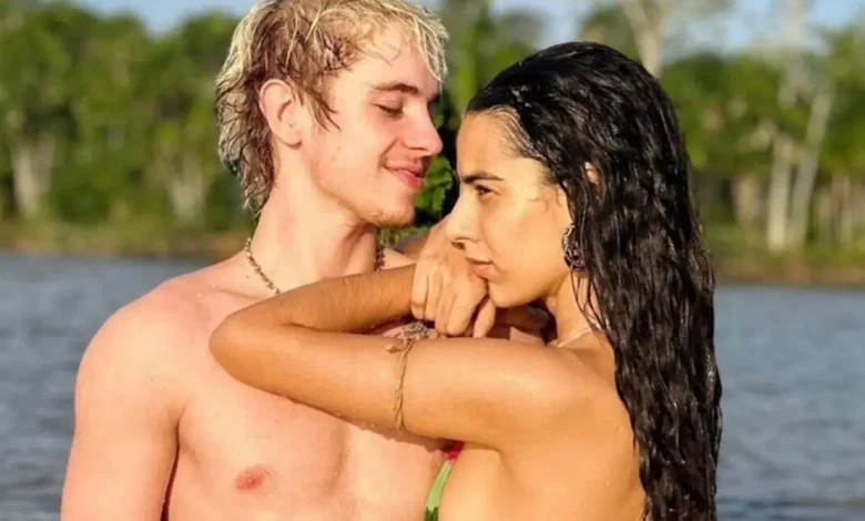 Juliano Floss compartilha nova foto ao lado de Marina Sena após término do namoro e movimenta as redes sociais. Confira os detalhes.