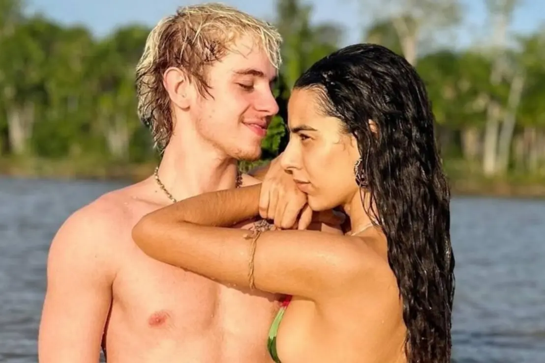 Juliano Floss compartilha nova foto ao lado de Marina Sena após término do namoro e movimenta as redes sociais. Confira os detalhes.