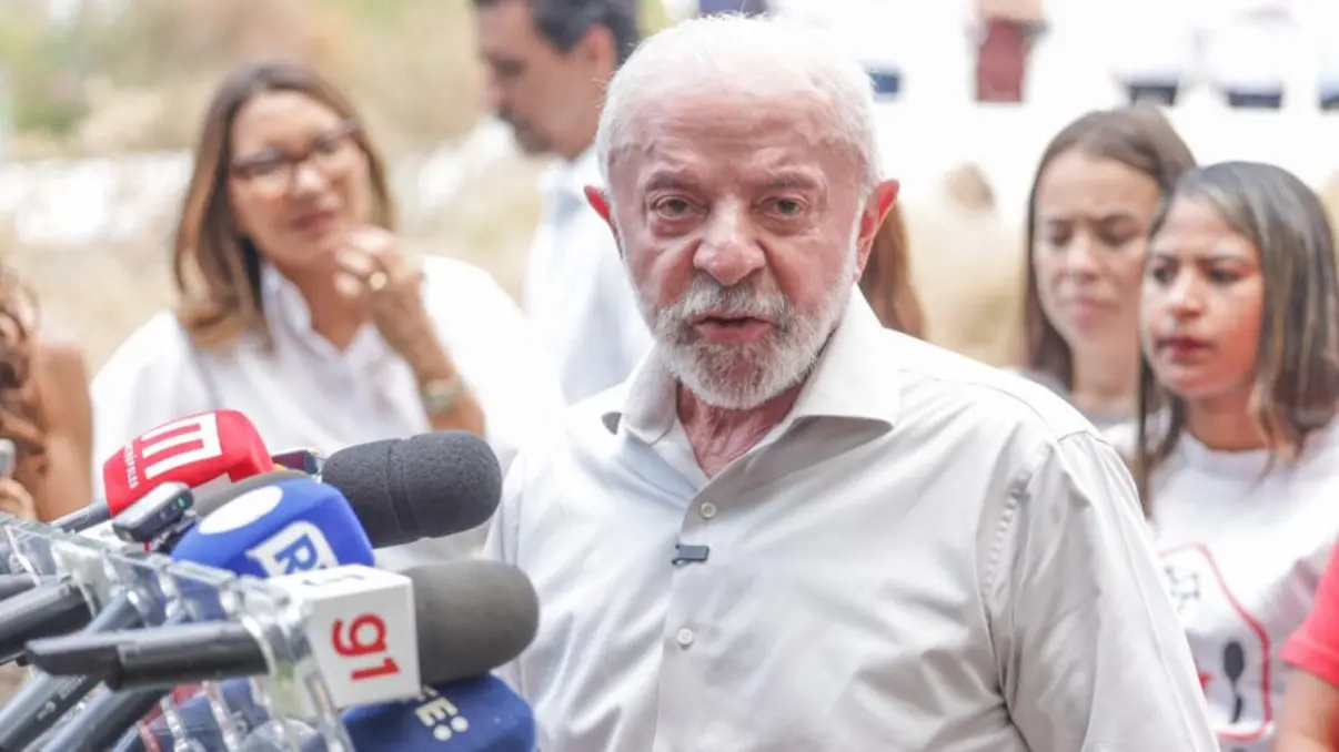 Presidente Lula ironiza posicionamento político e destaca o peso da pressão popular nas discussões sobre o fim da escala de trabalho 6x1 no país.