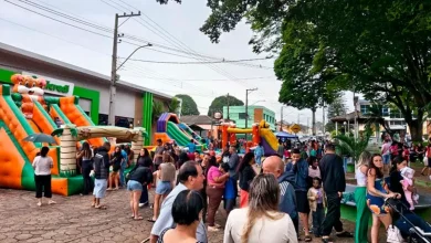 A Prefeitura de Lutécia realizou uma grande festa para comemorar o Dia das Criancas, reunindo familias em um dia repleto de alegria e atividades.