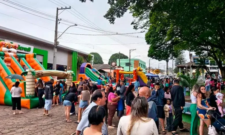 A Prefeitura de Lutécia realizou uma grande festa para comemorar o Dia das Criancas, reunindo familias em um dia repleto de alegria e atividades.