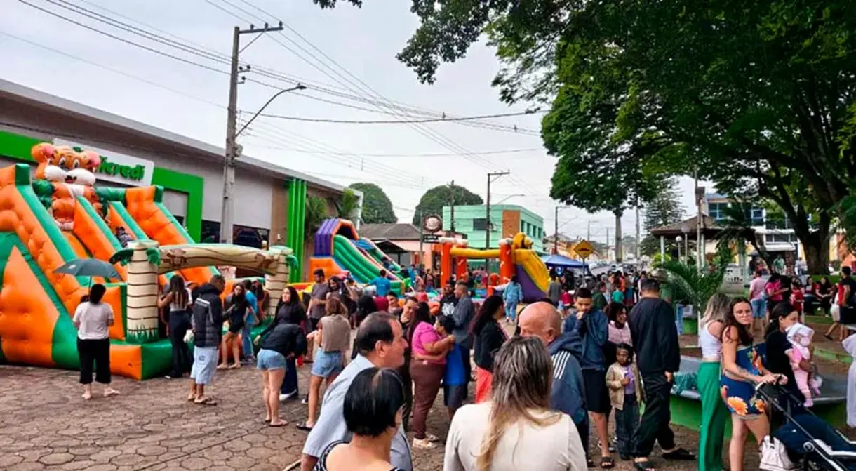 A Prefeitura de Lutécia realizou uma grande festa para comemorar o Dia das Criancas, reunindo familias em um dia repleto de alegria e atividades.