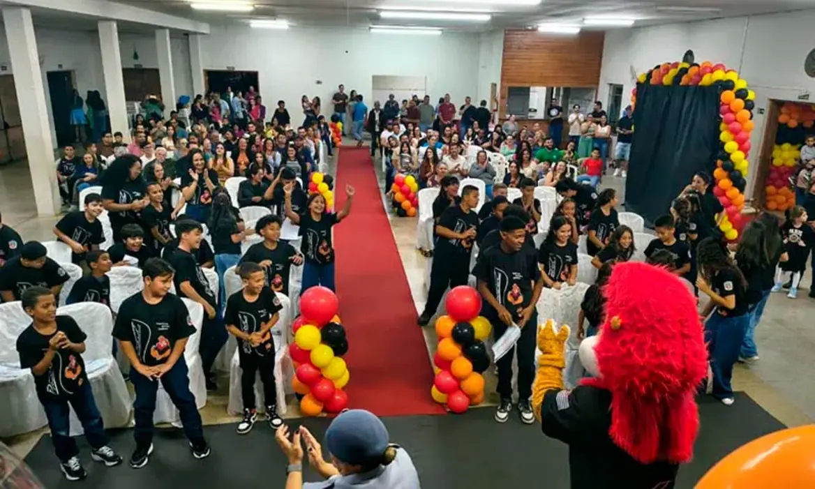 Estudantes de Lutécia celebram a formatura no Proerd, reforçando a importância da cidadania e da resistência às drogas na comunidade escolar.