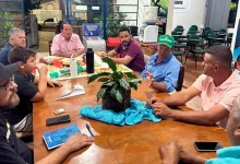 A Prefeitura de Lutécia adquiriu uma plantadeira de mandioca para fortalecer a agricultura local e discutiu a criação de uma cooperativa com produtores.