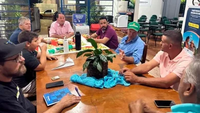 A Prefeitura de Lutécia adquiriu uma plantadeira de mandioca para fortalecer a agricultura local e discutiu a criação de uma cooperativa com produtores.