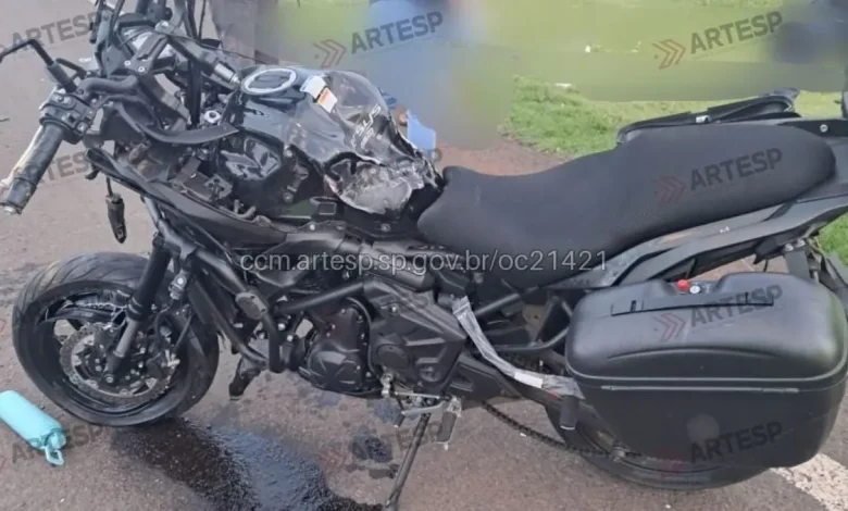 Trágico acidente entre moto e carreta resulta na morte de um motociclista de Marília. Esposa segue internada em estado grave. Confira os detalhes.