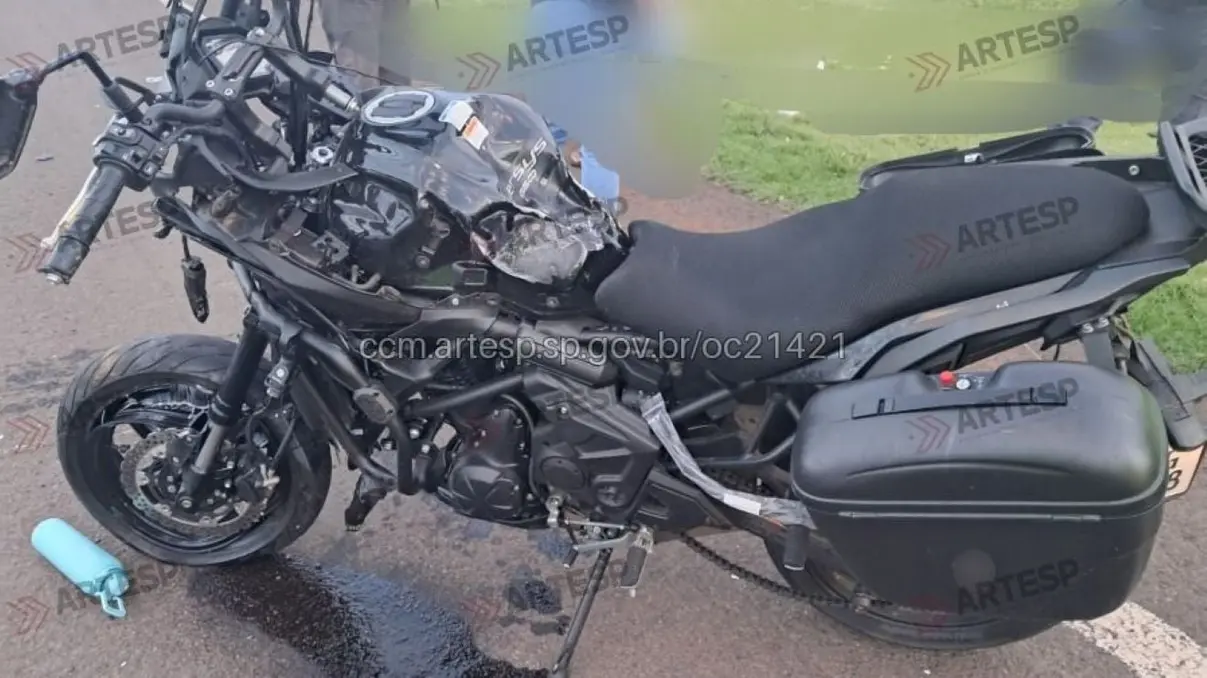 Trágico acidente entre moto e carreta resulta na morte de um motociclista de Marília. Esposa segue internada em estado grave. Confira os detalhes.