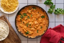 Aprenda o passo a passo definitivo para preparar um strogonofe de frango cremoso e irresistível. Descubra os segredos que fazem toda a diferença na cozinha.