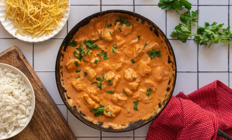 Aprenda o passo a passo definitivo para preparar um strogonofe de frango cremoso e irresistível. Descubra os segredos que fazem toda a diferença na cozinha.