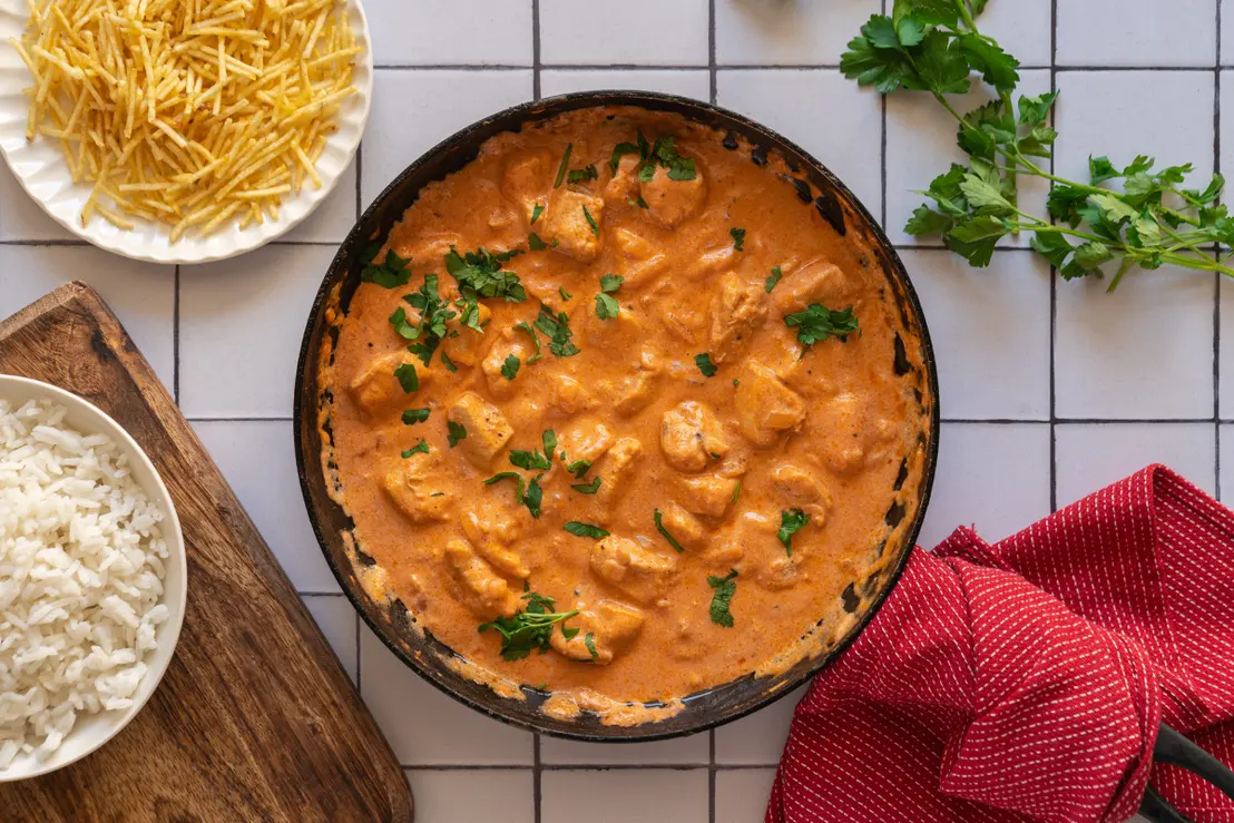 Aprenda o passo a passo definitivo para preparar um strogonofe de frango cremoso e irresistível. Descubra os segredos que fazem toda a diferença na cozinha.