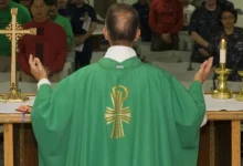 Um grupo de dez padres manifestou apoio público a um bispo após acusações polêmicas feitas por um apoiador de Lula. Confira os detalhes.