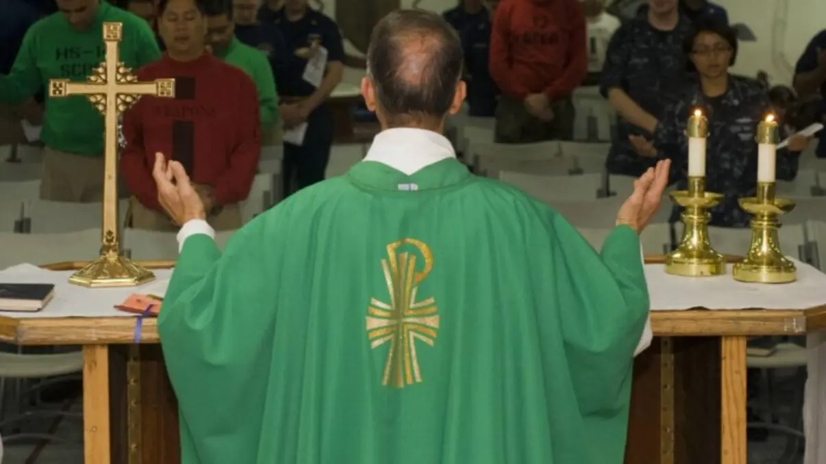Um grupo de dez padres manifestou apoio público a um bispo após acusações polêmicas feitas por um apoiador de Lula. Confira os detalhes.