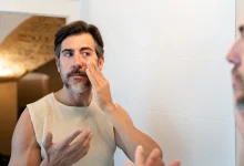Cuidado com trends de beleza! Pesquisa revela riscos à saúde da pele ao seguir dicas milagrosas de influenciadores digitais na internet.