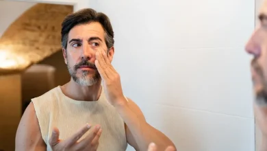 Cuidado com trends de beleza! Pesquisa revela riscos à saúde da pele ao seguir dicas milagrosas de influenciadores digitais na internet.