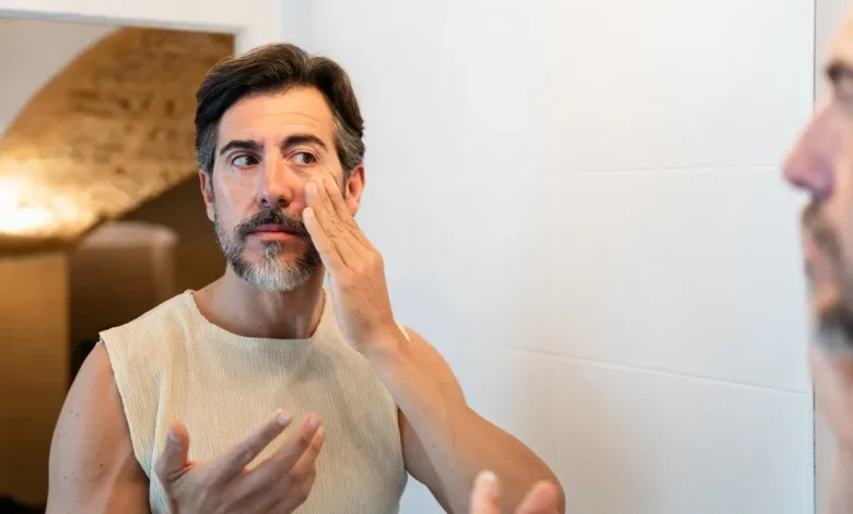 Cuidado com trends de beleza! Pesquisa revela riscos à saúde da pele ao seguir dicas milagrosas de influenciadores digitais na internet.