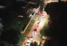 Violência durante carreata política resulta em mortos e feridos. Acompanhe os detalhes da ocorrência investigada pelas autoridades competentes.