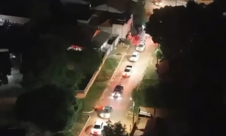 Violência durante carreata política resulta em mortos e feridos. Acompanhe os detalhes da ocorrência investigada pelas autoridades competentes.