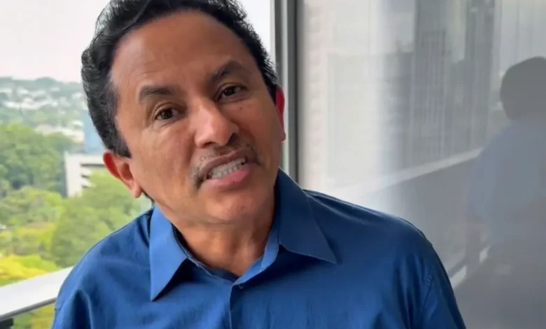 Manoel Gomes, conhecido como 'Caneta Azul', quebra o silêncio e desabafa após não conseguir se eleger nas eleições. Confira os detalhes.
