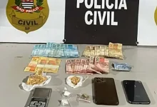Operação policial em Tarumã resulta na prisão de dois homens suspeitos de envolvimento com o tráfico de drogas. Ação desarticula ponto de venda.