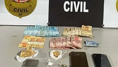 Operação policial em Tarumã resulta na prisão de dois homens suspeitos de envolvimento com o tráfico de drogas. Ação desarticula ponto de venda.