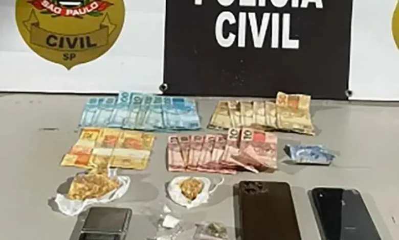 Operação policial em Tarumã resulta na prisão de dois homens suspeitos de envolvimento com o tráfico de drogas. Ação desarticula ponto de venda.