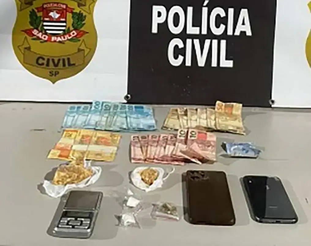 Polícia Civil prende dois homens por tráfico de drogas em Tarumã 6 Operação policial em Tarumã resulta na prisão de dois homens suspeitos de envolvimento com o tráfico de drogas. Ação desarticula ponto de venda.