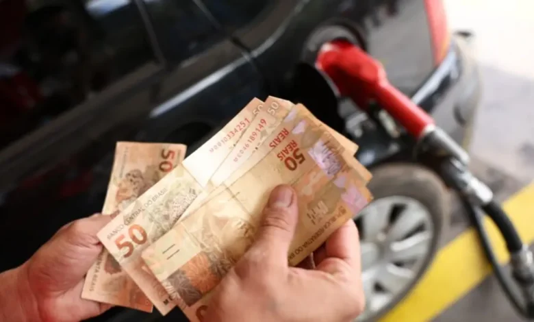 O governo federal zerou os impostos federais incidentes sobre a gasolina. Confira os detalhes da medida econômica e o impacto no bolso do consumidor.