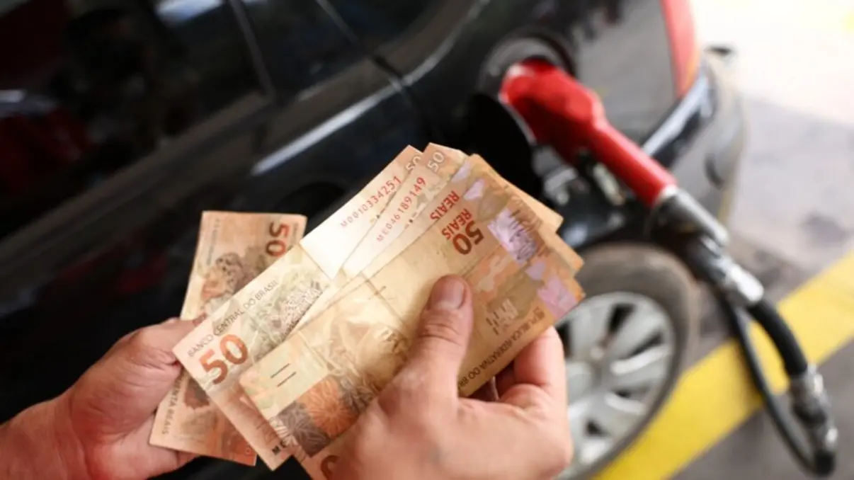 Governo Zera Impostos Federais da Gasolina Temporariamente 6 O governo federal zerou os impostos federais incidentes sobre a gasolina. Confira os detalhes da medida econômica e o impacto no bolso do consumidor.