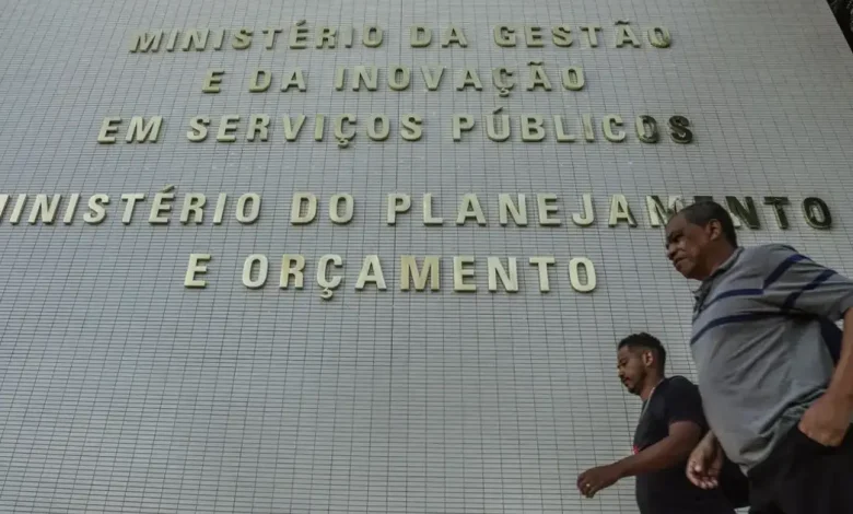 O governo federal abriu crédito suplementar de R$ 51,6 bilhões para assegurar o pagamento de benefícios como o BPC, pensões e recursos do SUS.
