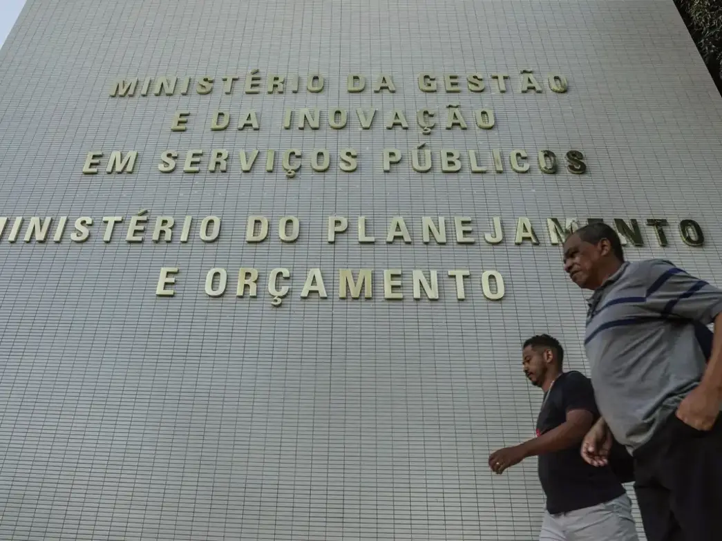 O governo federal abriu crédito suplementar de R$ 51,6 bilhões para assegurar o pagamento de benefícios como o BPC, pensões e recursos do SUS.