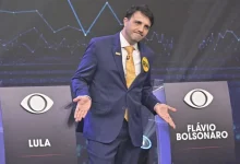 Renan Santos adota postura crítica e intensifica ataques contra Flávio Bolsonaro após abstenção em votação decisiva. Acompanhe os detalhes da articulação política.