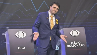 Renan Santos adota postura crítica e intensifica ataques contra Flávio Bolsonaro após abstenção em votação decisiva. Acompanhe os detalhes da articulação política.