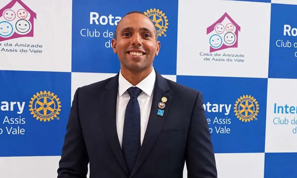 Rodrigo de Souza ressalta a importância vital da vacinação e o compromisso histórico do Rotary Internacional na erradicação global da poliomielite.