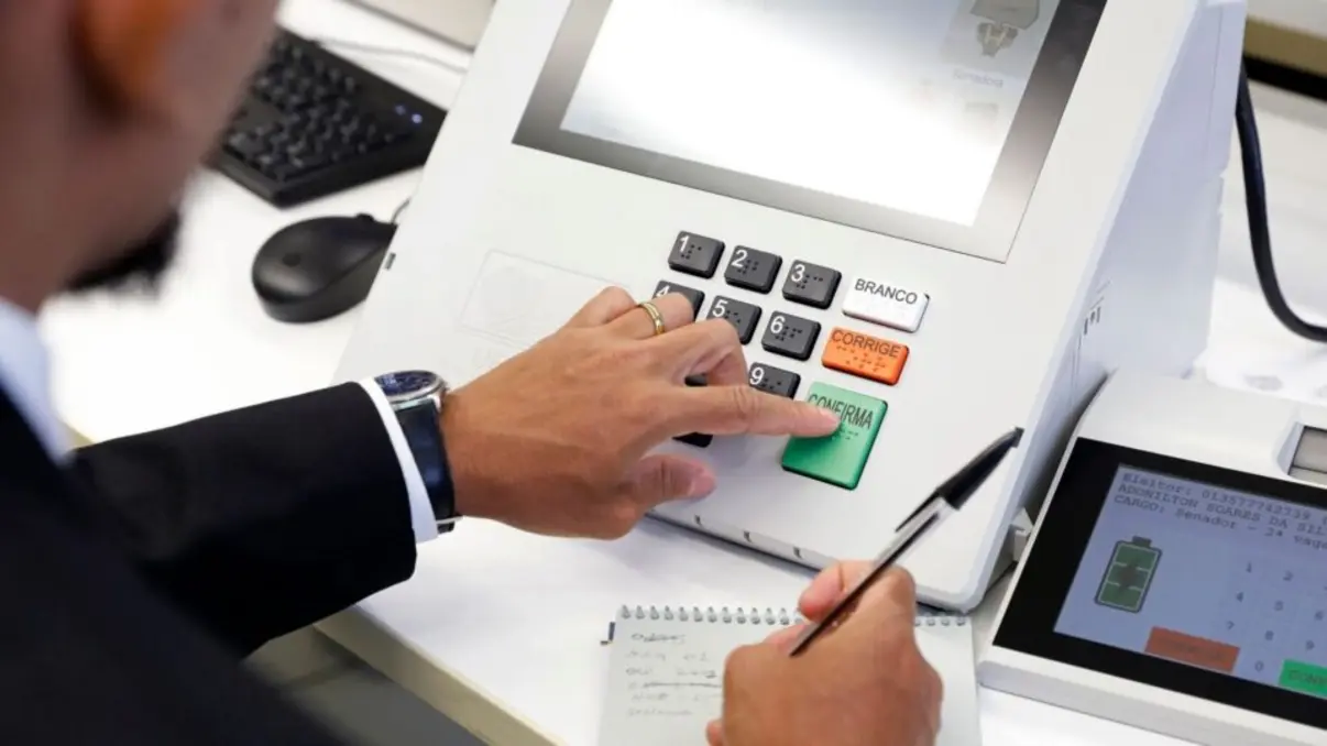 Missões de observadores internacionais acompanham de perto o processo de votação brasileira, garantindo transparência e lisura no pleito.