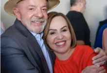 Vereadora do PT foi atingida por uma pedrada no rosto durante carreata política em Minas Gerais. Caso gerou forte repercussão e investigação.