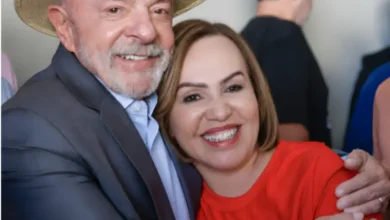 Vereadora do PT foi atingida por uma pedrada no rosto durante carreata política em Minas Gerais. Caso gerou forte repercussão e investigação.