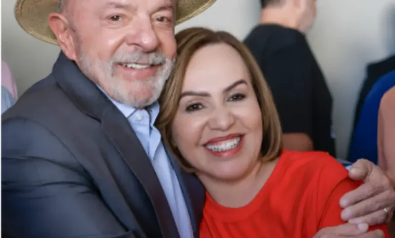 Vereadora do PT foi atingida por uma pedrada no rosto durante carreata política em Minas Gerais. Caso gerou forte repercussão e investigação.