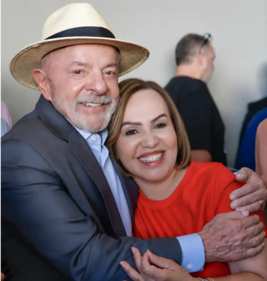 Vereadora do PT foi atingida por uma pedrada no rosto durante carreata política em Minas Gerais. Caso gerou forte repercussão e investigação.